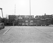 880481 Gezicht over de Stadsbuitengracht te Utrecht op de panden van drankenhandel H. Verwoolde (Wolvenstraat 14) te ...